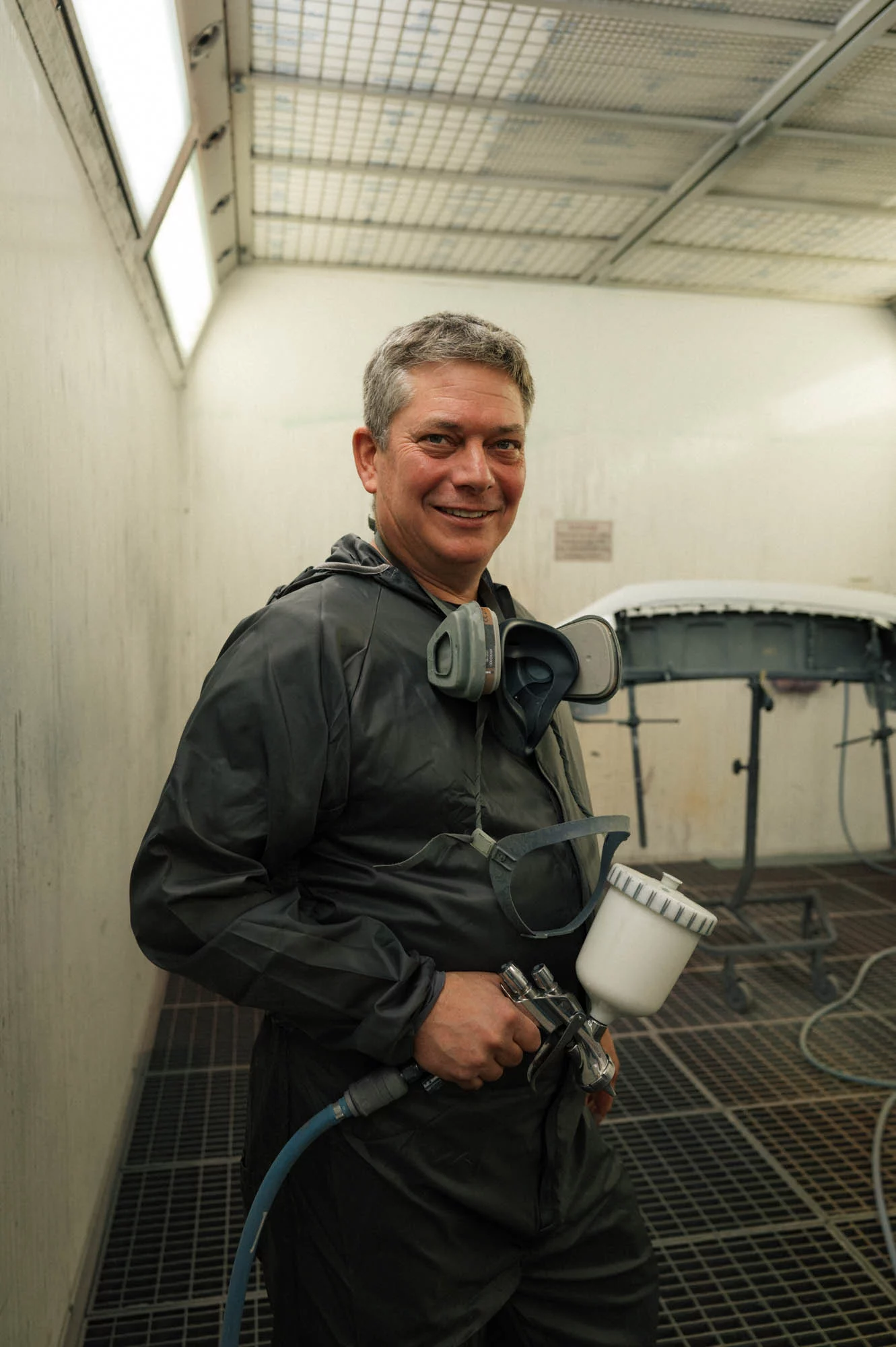 Andreas, Lackierer in der Lackierkabine